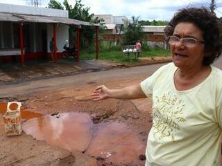 Dona Josefa da Silva sinalizou o buraco com uma lata de tintas. (Foto: André Bittar)