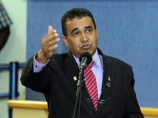 Vereador Ayrton Araújo (PT) pede para secretário esclarecer quais vereadores o ameaçaram. (Foto: Assessoria Câmara)