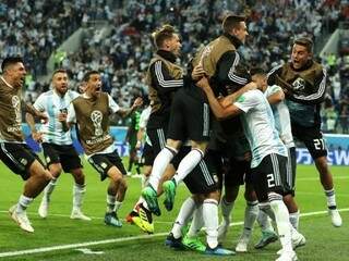 Jogadores argentinos vibram com gol marcado no fim do jogo (Foto: Fifa/Divulgação)