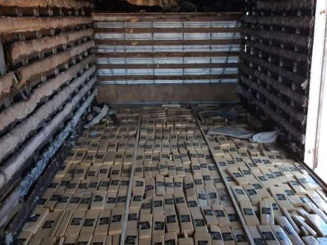 Pol&iacute;cia encontra 2 mil quilos de maconha em fundo falso de caminh&atilde;o-ba&uacute;