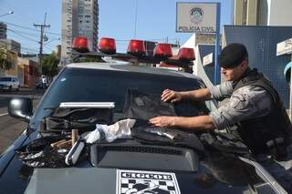 Policiais apresentam material apreendido pelo grupo (Foto: Simão Nogueira)