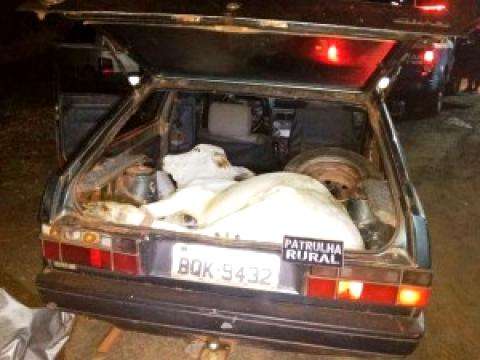 Bezerro &eacute; encontrado pela pol&iacute;cia dopado em porta-malas de carro