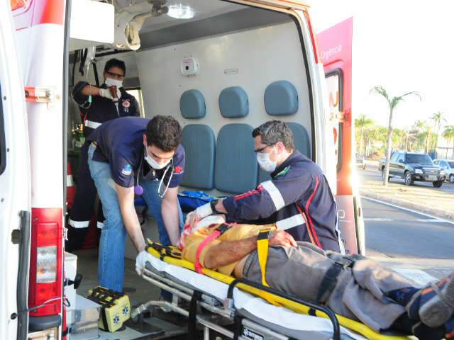  Idoso &eacute; atingido por golpe de enxada na cabe&ccedil;a em frente &agrave; rodovi&aacute;ria 