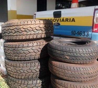 Dupla &eacute; flagrada levando pneus  para Goi&aacute;s