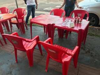 Mesas e cadeiras em restaurantes colocadas em cima de piso tátil (Foto: Ronie Cruz)
