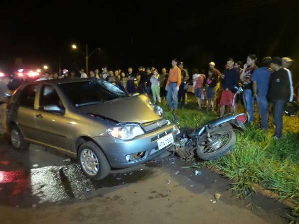 Colis&atilde;o entre carro e moto deixa motociclista morto e passageira ferida
