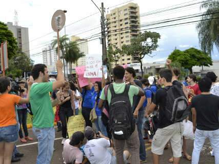  Beneficiados com passe livre, estudantes protestam contra aumento na tarifa