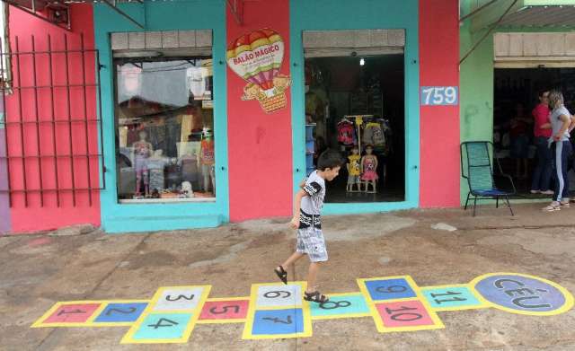 Do novo ao semi-novo, loja infantil inova com roupas a partir de 2 reais