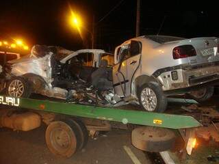 Destruído, Polo é retirado do local do acidente, na avenida Duque de Caxias. (Foto: Nyelder Rodrigues)