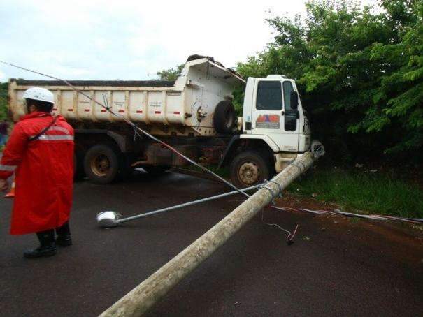 Volante de caminh&atilde;o trava e motorista derruba poste de energia el&eacute;trica