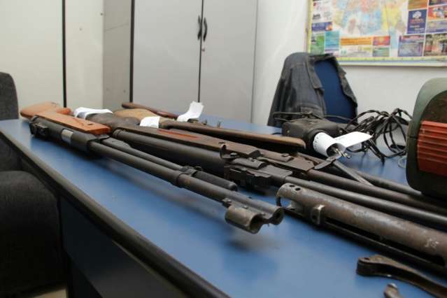 Ao prender dois jovens, pol&iacute;cia encontra arsenal em casa no Vespasiano Martins
