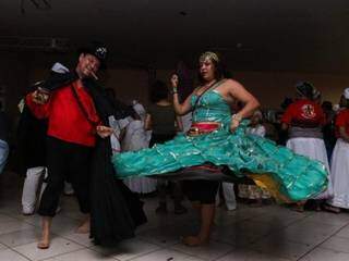 Exú e a Pomba-gira dançando na festa (Foto: Henrique Kawaminami)