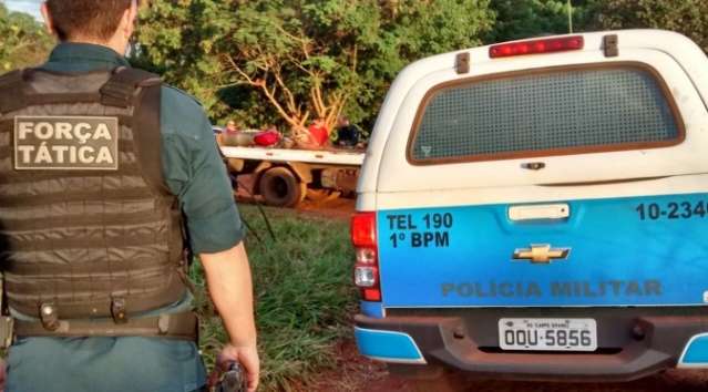 Surpreendidos pela pol&iacute;cia, adolescentes empurram moto furtada em riacho