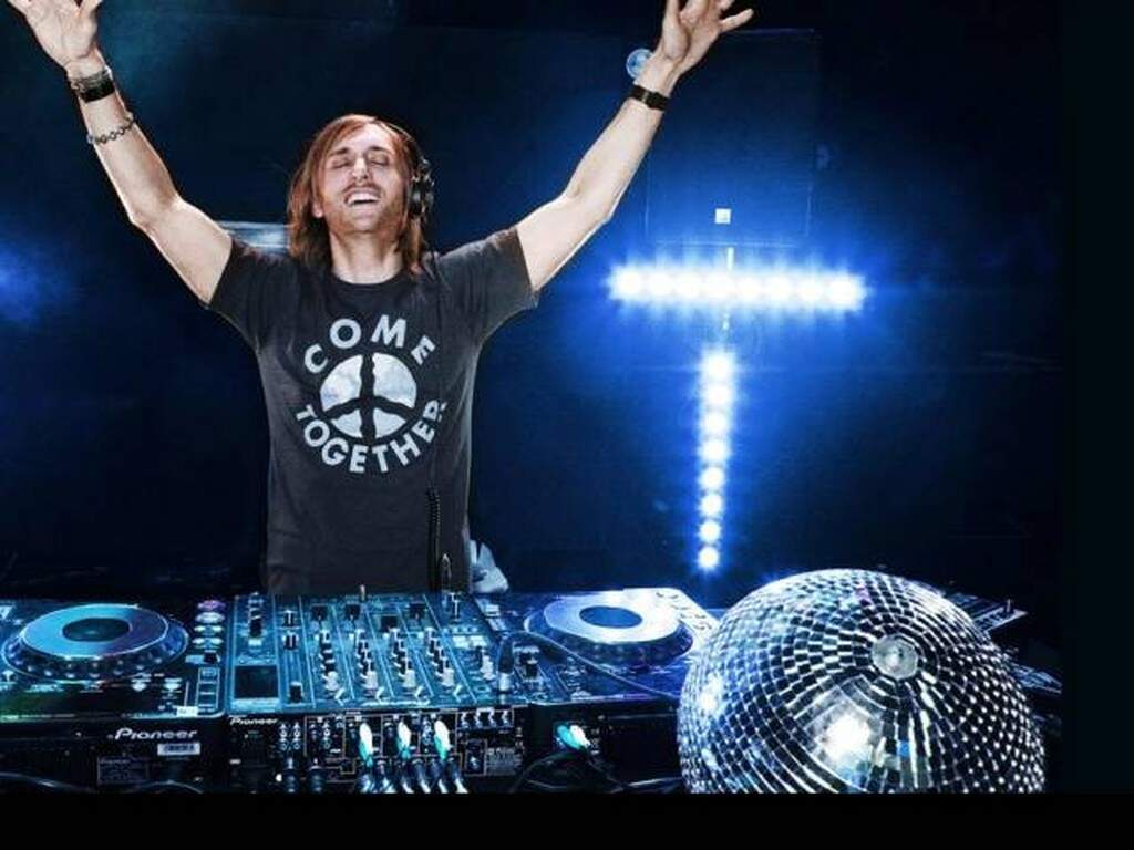 David guetta over. Дэвид Гуэтта. Дэвид Гетта 2022. DJ David Guetta. David Guetta фото 2022.