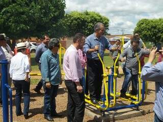 Governador brinca em equipamento durante inauguração de academia ao ar livre (Foto: Antônio Marques)