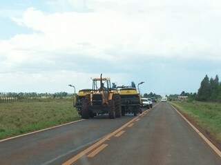 Trator acoplado a um grande implemento agrícola ocupa metade da pista na MS-164, no município de Maracaju (Foto: Lucimar Couto)