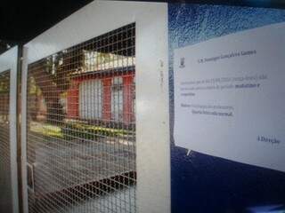 Na escola Domingos Gonçalves Gomes, comunicado no portão informa que hoje não haverá aulas.  (Foto: Marcos Ermínio)