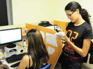 Estudante acompanha rotina na redação. (Foto: Rodrigo Pazinato)