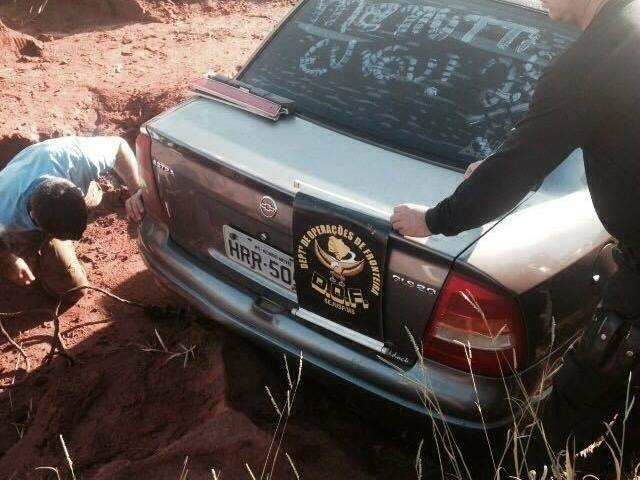 Dois s&atilde;o presos ap&oacute;s Astra com 400 kg de maconha atolar em estrada de areia