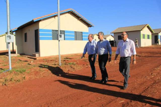 Governador entrega 50 casas e se compromete a construir minianel