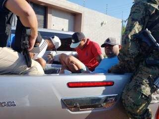 Quatro presos hoje em Pedro Juan Caballero são levados em carroceria de caminhonete (Foto: ABC Color)