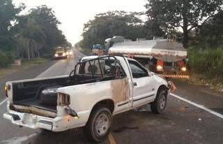 Após colidir na traseira de caminhão tanque, camionete capotou e ficou destruída. Acidente aconteceu em frente ao Pesqueiro 110, em Anastácio. (Foto: O Pantaneiro)
