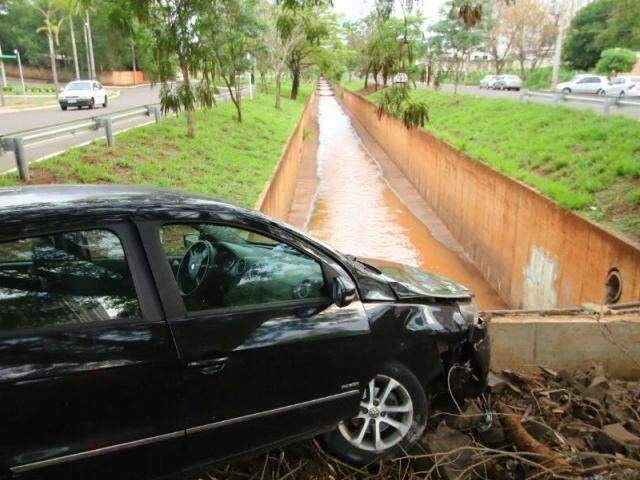 Motorista bate em mureta, quase cai em c&oacute;rrego e desaparece