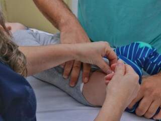 Criança sendo vacinada durante campanha contra gripe na Capital (Foto: Henrique Kawaminami)