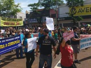 Professores de Dourados durante protesto no desfile da semana passada (Foto: Adilson Domingos)