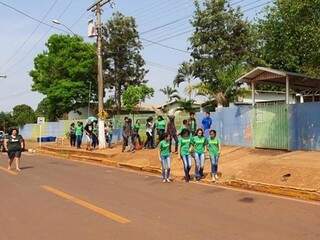 Crianças saíram a pé em direção ao posto de saúde (Foto: Arapuá MS)