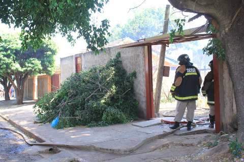 Idosa tem casa destruída e vai para UPA após inalar fumaça de incêndio