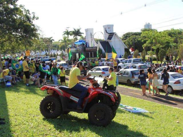 Cidade do Natal fica verde e amarela em ato a favor de Bolsonaro