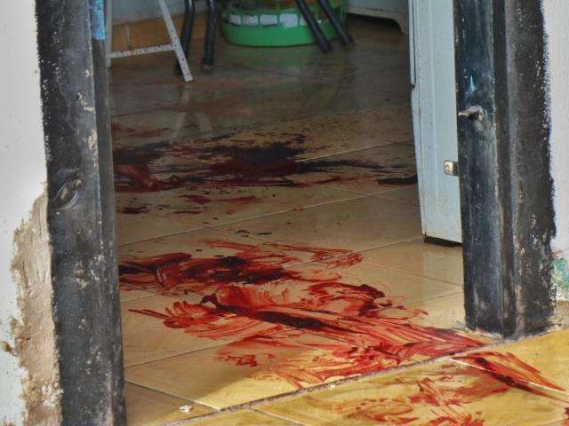 Idoso &eacute; socorrido desmaiado na rua e pol&iacute;cia encontra casa ensanguentada 