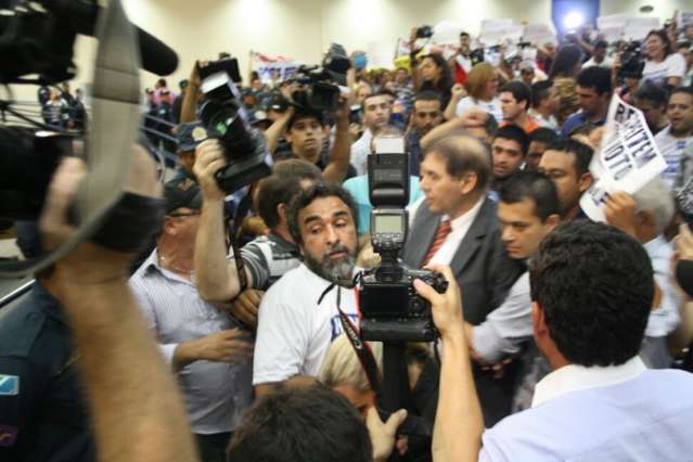 Bernal leva multid&atilde;o ao del&iacute;rio na C&acirc;mara e diz que cortou privil&eacute;gios