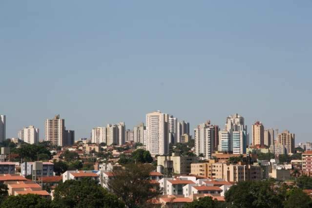 Sexta-feira traz calor com temperaturas de at&eacute; 37&deg;C e chuvisco s&oacute; amanh&atilde; no sul