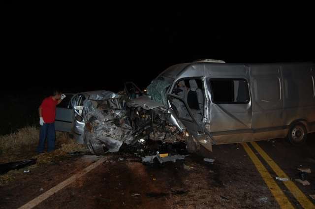 Colis&atilde;o entre van com evang&eacute;licos e Corsa mata tr&ecirc;s e fere 11 na BR-267