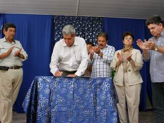 Convênio foi assinado nesta terça-feira pelo governador André Puccinelli. (Foto: Rachid Waqued)