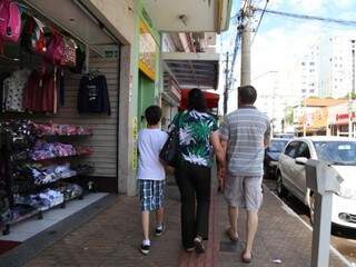Família passeia pelo comércio do centro; Inadimplência atinge níveis recordes na Capital (divulgação)