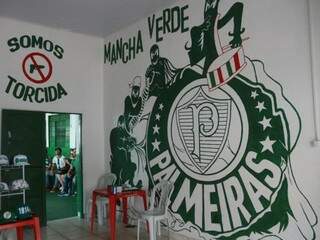 Brasão no time destacado na parede do galpão onde torcedores se reúnem para assistir jogo (Foto: Marcos Ermínio)