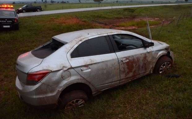 Motorista &eacute; lan&ccedil;ado para fora do ve&iacute;culo depois de capotamento na MS-141