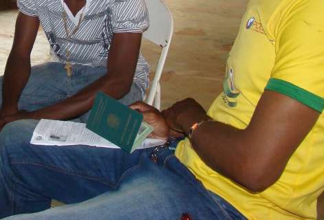 Após denúncia chegar ao MPT, haitianos recebem salário esse mês
