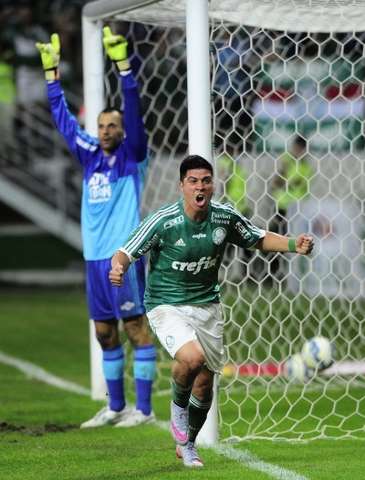 Palmeiras aproveita expuls&otilde;es, vira sobre Flu aos 45 e finda tabu