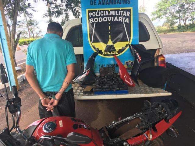 Homem &eacute; preso com 25 tabletes de haxixe em fundo falso de motocicleta