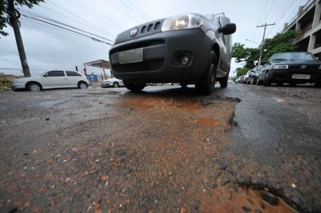 Buracos &ldquo;explodem&rdquo; ap&oacute;s chuvas e causam preju&iacute;zos aos motoristas