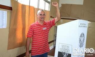 Monje votou no começo da manhã e vai acompanhar apuração em casa. (Foto: Anderson Gallo/Diário Corumbaense)