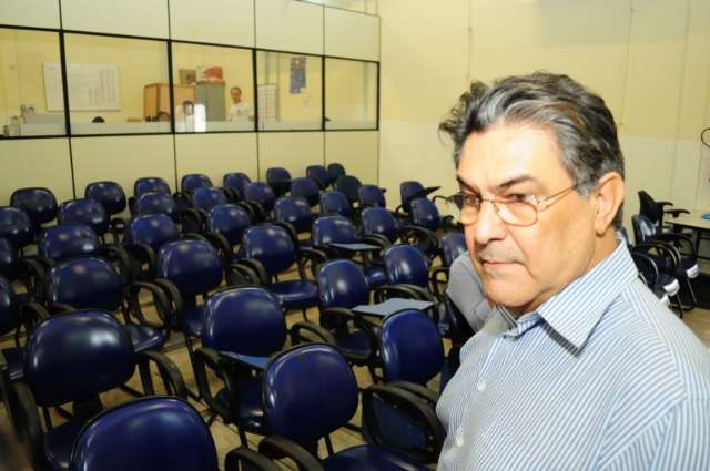 Com pais reclamando, secret&aacute;rio de Educa&ccedil;&atilde;o promete agilizar matr&iacute;culas