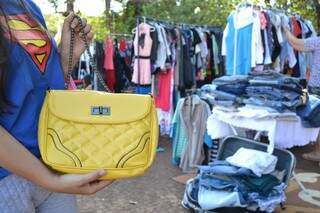 A bolsa amarela foi o achado favorito de Alessandra duranta a feira de brechos (Foto: Kimberly Teodoro)