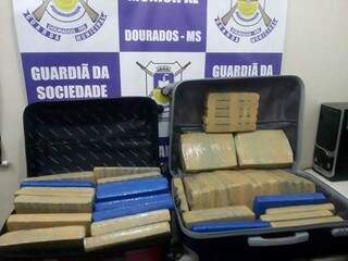 Malas com tabletes de maconha apreendidas em delegacia (Foto: Assessoria/ Guarda Municipal)