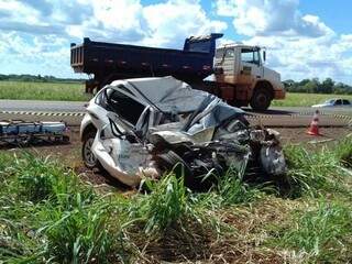 Condutor tenta ultrapassagem, bate em carreta e morre na BR-163 Condutor tenta ultrapassagem, bate em carreta e morre na BR-163