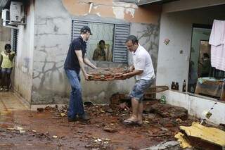Vizinhos se uniram para tentar minimizar prejuízos causados pela chuva. (Foto: Gerson Walber)